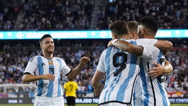 Lionel Messi juega menos de medio tiempo y marca doblete