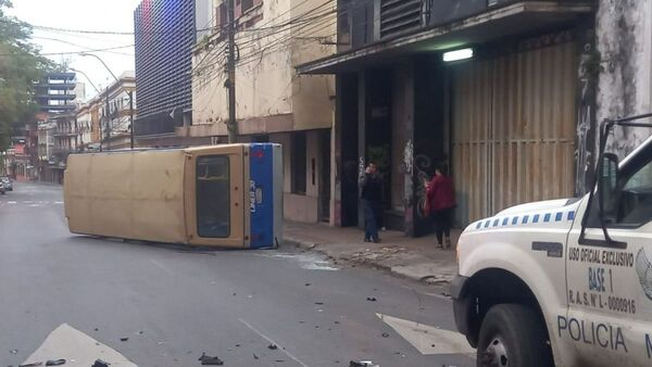 Camioneta pasó luz roja y chocó contra un colectivo