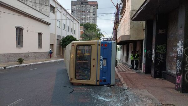 Camioneta choca contra un colectivo y ocasiona vuelco: chofer se niega la alcotest - Policiales - ABC Color