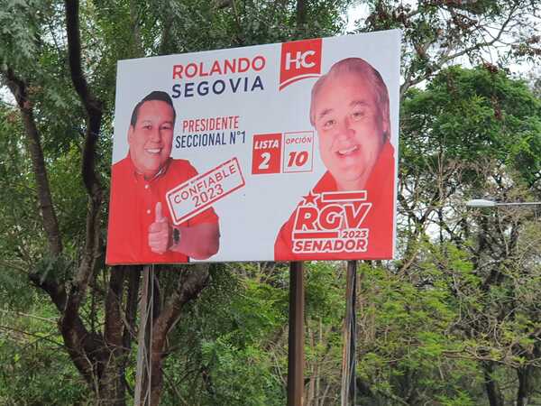Políticos se burlan de la Fiscalía violando ley electoral con carteles y gigantografías - La Clave