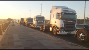 Camioneros mantienen firme su medida de fuerza y hablan de burla por parte de Petropar - Megacadena — Últimas Noticias de Paraguay