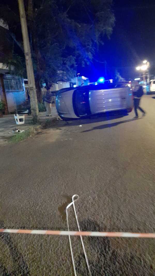 Choque y vuelco en pleno centro de Encarnación