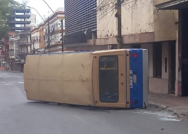 Bus de la Línea 30 vuelca tras choque en el microcentro