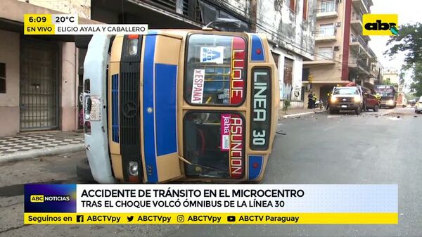 Camioneta choca contra un colectivo y ocasiona vuelco - ABC Noticias - ABC Color