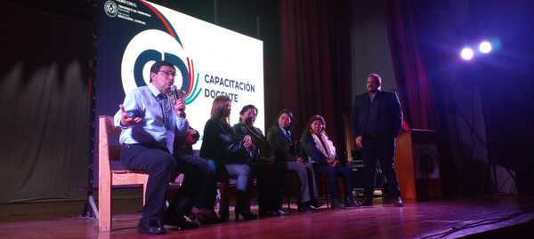 Desarrollan jornada de capacitación y contención integral a docentes, supervisores, directores y técnicos en el departamento
