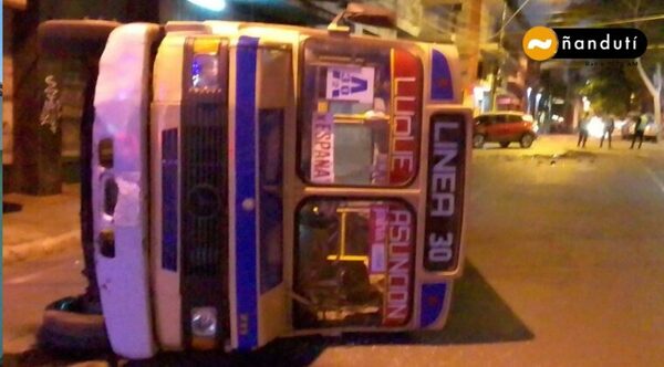 Colectivo volcó tras ser impactado por una camioneta