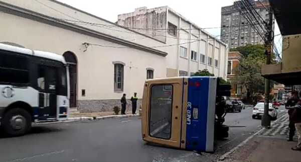 Susto de pasajeros: Colectivo volcó en pleno centro de Asunción