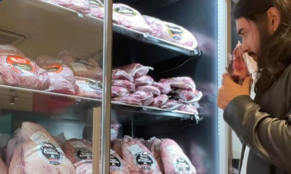 (VIDEO)Aconsejan “oler” carne envasada antes de comprar