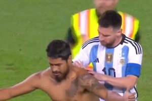 De locos: Pidió autógrafo a Messi en el campo y terminó tacleado - La Prensa Futbolera