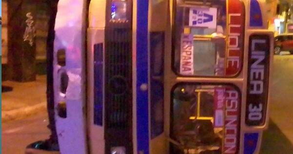 La Nación / Camioneta choca contra un bus y ocasiona un vuelvo en el centro de Asunción