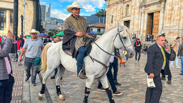 Diario HOY | Senador colombiano lleva su caballo al Congreso tras una declaración de la cámara
