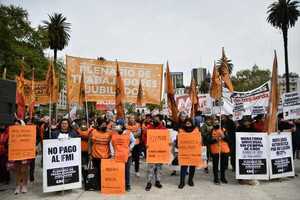Movimientos sociales retoman marchas en Argentina en reclamo de más ayudas - Revista PLUS