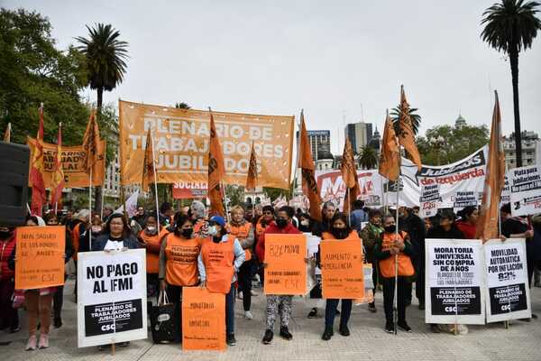 Movimientos sociales retoman marchas en Argentina en reclamo de más ayudas - Revista PLUS