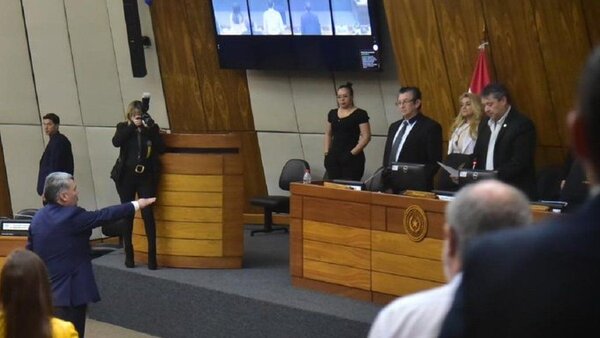 Diputados aceptan renuncia de Miguel Godoy y Rafael Ávila jura como defensor del Pueblo
