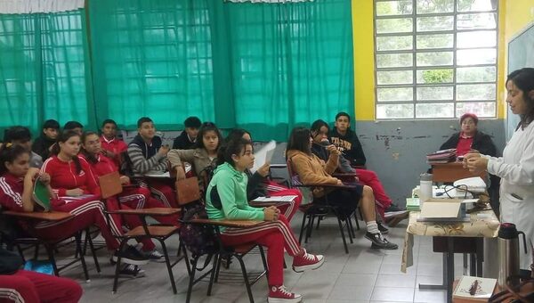 Orientan a adolescentes sobre los cambios físicos y psicológicos