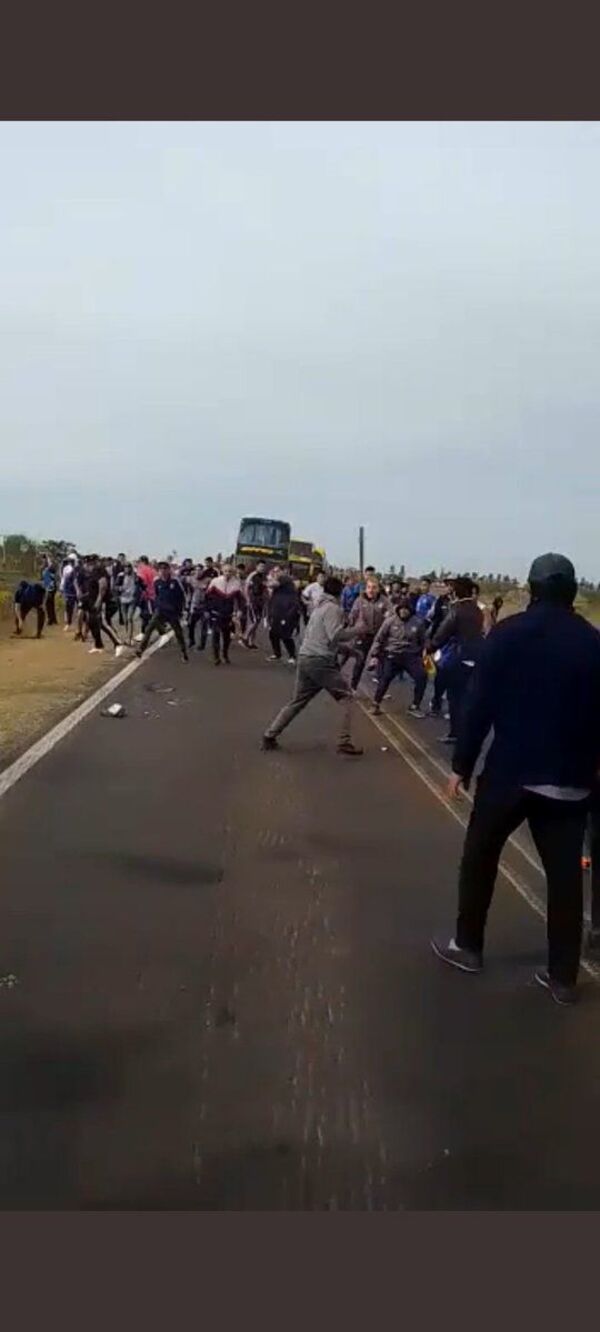 Video: a tiros y machetazos, hinchas de Talleres se enfrentaron a piqueteros  - Mundo - ABC Color