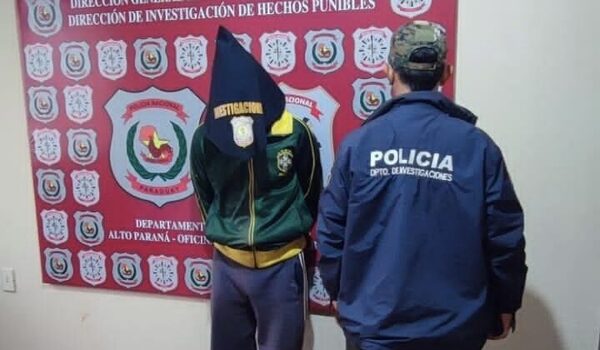 Macheteó a su vecina y casi la deja sin mano: detienen a hombre con orden de captura