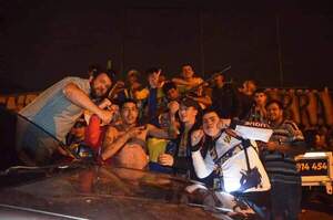 Barras festejaron armados, avasallaron patrullera y se reportaron dos heridos •