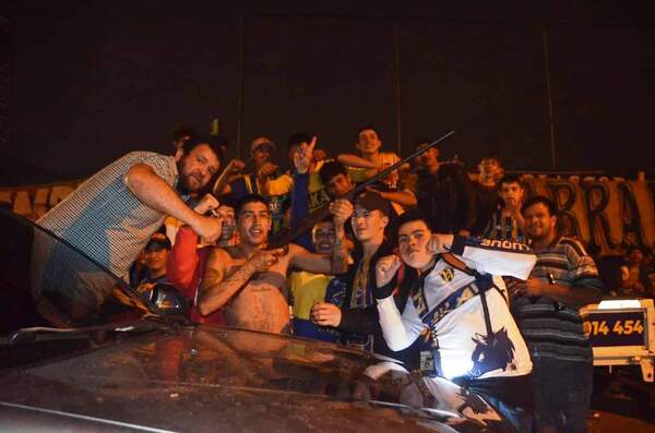 Barras festejaron armados, avasallaron patrullera y se reportaron dos heridos •