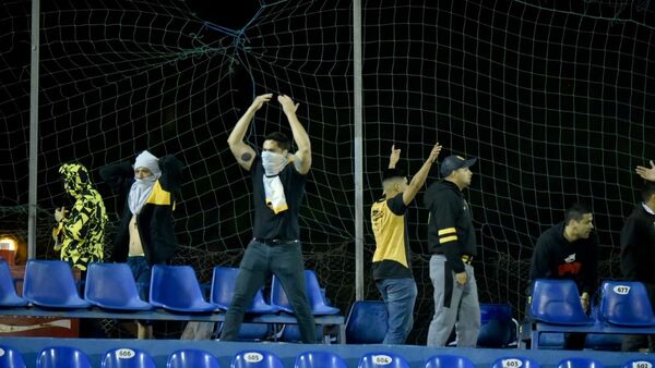 Hinchas se enfrentaron en estadio y paralizaron Guaraní vs. Libertad