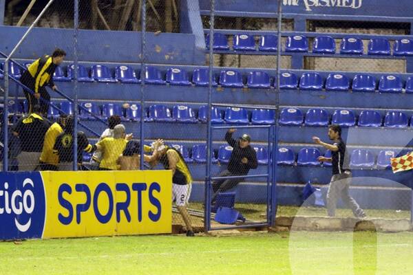 Crónica / [VIDEO] Lamentable: Hinchas del Guma y el Indio se trenzaron a moquete