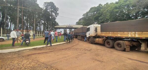Camioneros se manifiestan para exigir un espacio para estacionar - ABC en el Este - ABC Color