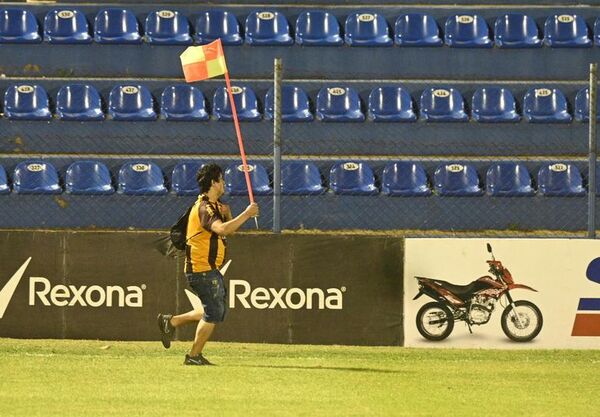 Heridos tras enfrentamiento entre hinchas de Guaraní y Libertad, entre ellos un dirigente - Nacionales - ABC Color