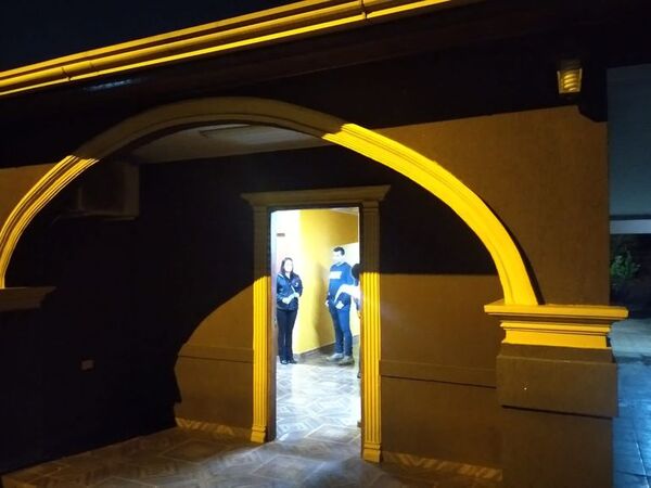 Allanan casa de agente policial imputado por sustracción de 2.500 municiones de la Comandancia - Policiales - ABC Color
