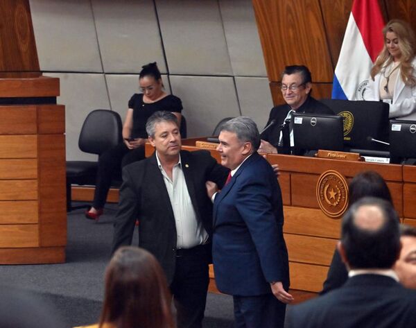 Ciudadanía doblega a cartistas y Miguel Godoy se ve forzado a renunciar - Política - ABC Color