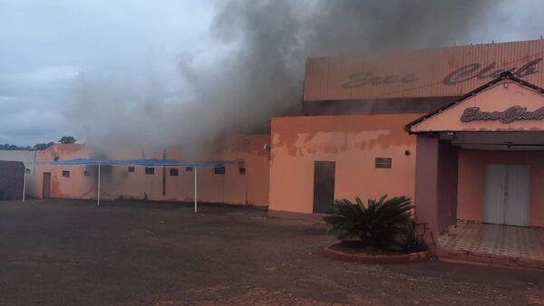 Incendio consume una habitación en club para adultos