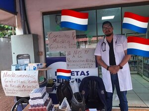 Fue director de hospital, lo rajaron por no alinearse y ahora da consultas gratis en la calle