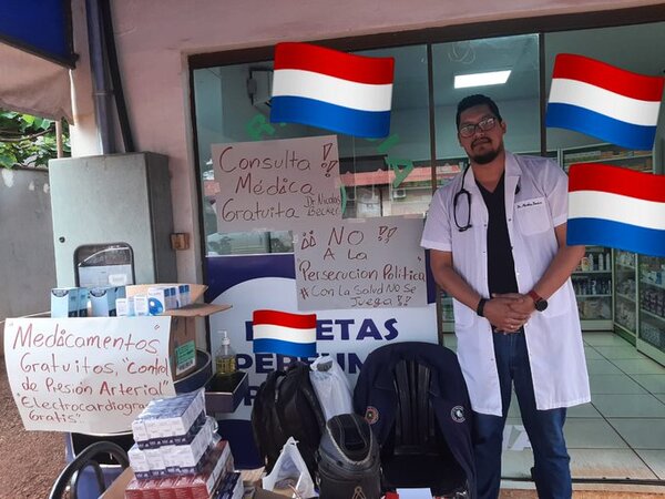Fue director de hospital, lo rajaron por no alinearse y ahora da consultas gratis en la calle