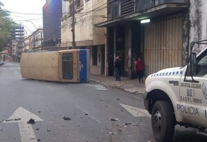 Camioneta pasó luz roja y chocó contra un colectivo - Noticiero Paraguay
