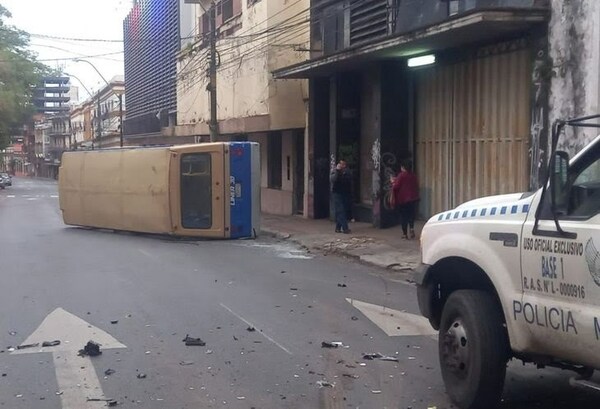 Camioneta pasó luz roja y chocó contra un colectivo - Noticiero Paraguay