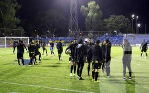 Crónica / El mensaje de Camacho tras el moquete entre barras de Libertad y Guaraní