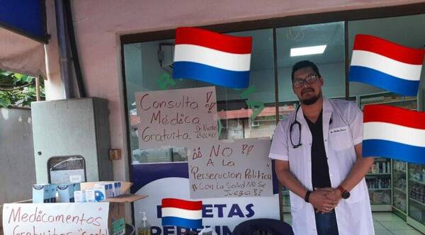 Crónica / Por no "alinearse" al oficialismo tienen como pelota de ping pong a médicoy ahora atiende gratis en la calle