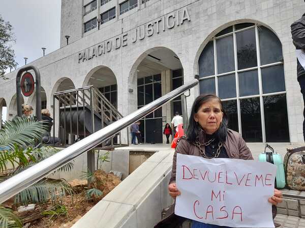 Mujer se encadenó frente al PJ pidiendo que le devuelvan su casa: "Hetama asufri" - Megacadena — Últimas Noticias de Paraguay