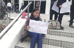 Diario HOY | Perdió su casa por un pagaré de G. 1.200.000 y se encadenó frente al Poder Judicial para pedir justicia