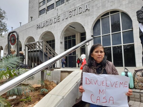 Mujer se encadenó frente al PJ pidiendo que le devuelvan su casa en PJC: «Hetama asufri»