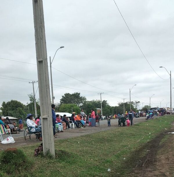 Indígenas llevan todo el día bloqueando la ruta Transchaco - Nacionales - ABC Color