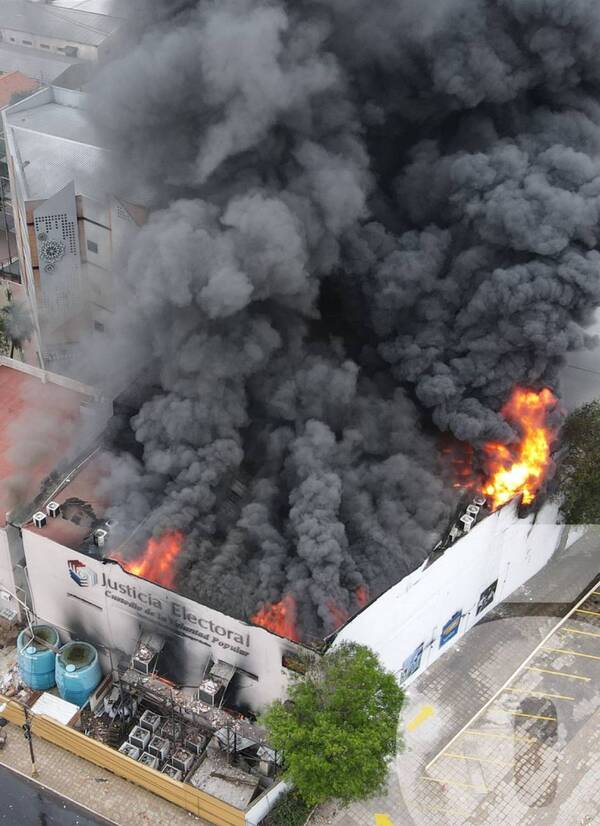Crónica / [GALERÍA/VIDEO] ¡Impactante! El fuego va cobrando fuerza en la Justicia Electoral