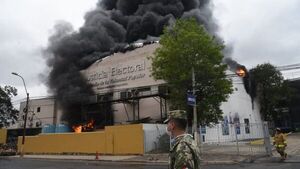 Instan a vecinos del Tribunal a protegerse del humo del incendio