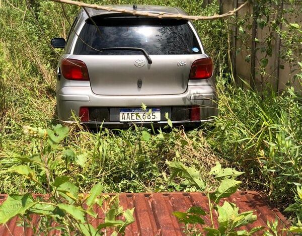 Abandonan automóvil hurtado