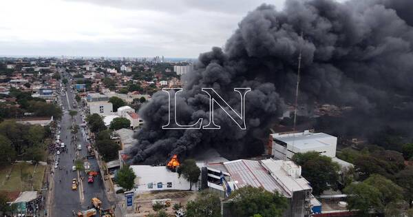 La Nación / El grueso de las máquinas de votación no está en medio del incendio, afirman desde el TSJE