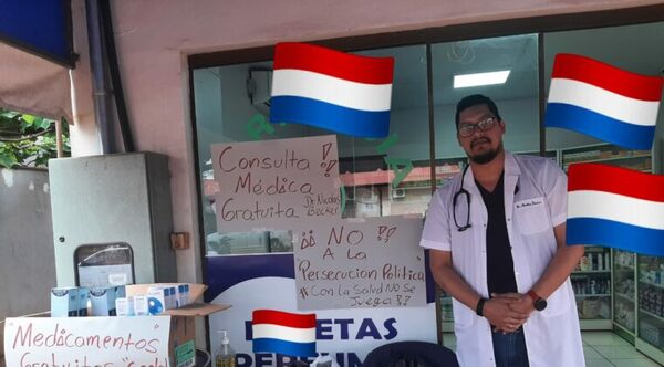 Desvinculan a director de hospital por no "alinearse al sistema" y ahora hace consultorio "gratis" en la calle