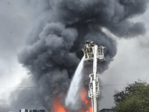 9 mil máquinas de votación se guardaban en el edificio incendiado del TSJE, señalan · Radio Monumental 1080 AM
