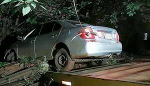 Crónica / Robaron, chocaron y abandonaron un auto con motores fuera de borda adentro