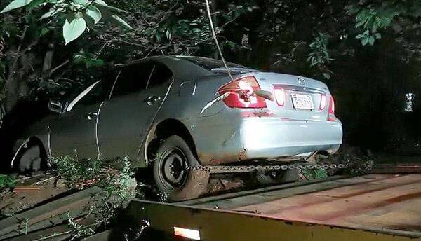 Crónica / Robaron, chocaron y abandonaron un auto con motores fuera de borda adentro