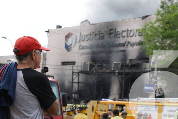 Crónica / El incendio en el TSJE ya está controlado, informan los bomberos