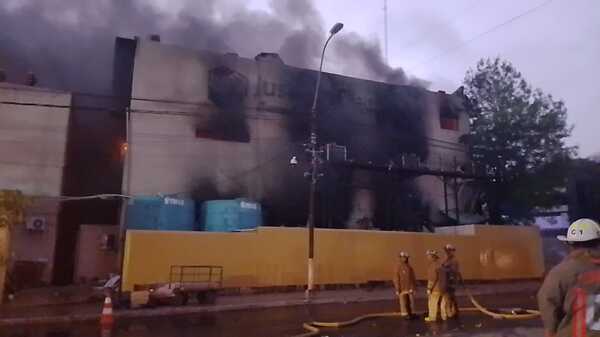 Feroz incendio consumió instalaciones del TSJE y hay temor de quiebre del cronograma electoral - El Trueno